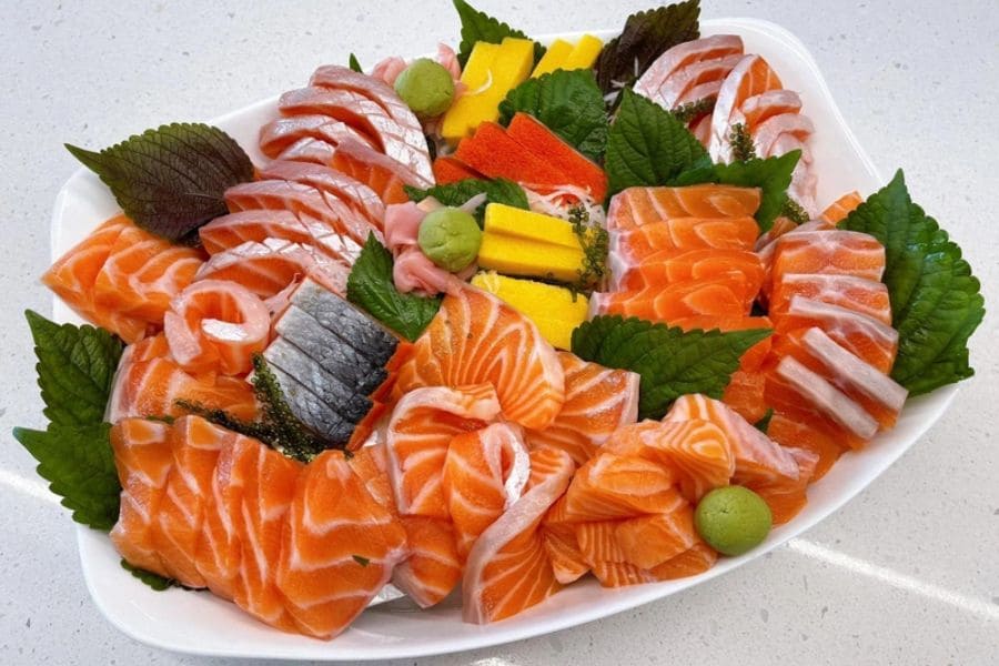 Sashimi cá hồi.