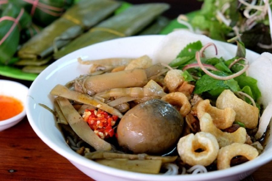 Món bún cua thối hấp dẫn ăn kèm cùng rau tươi.