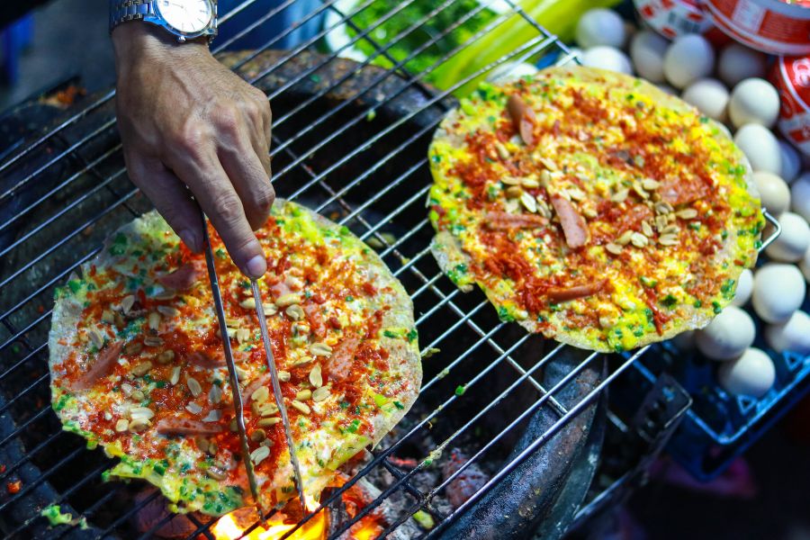 Bánh tráng nướng được nướng trên bếp than làm bánh càng thơm và giòn hơn.