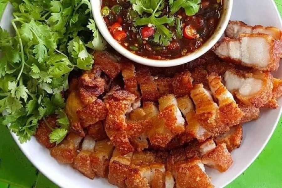 Chiên thịt 2 lần để đảm bảo độ giòn nhất định.